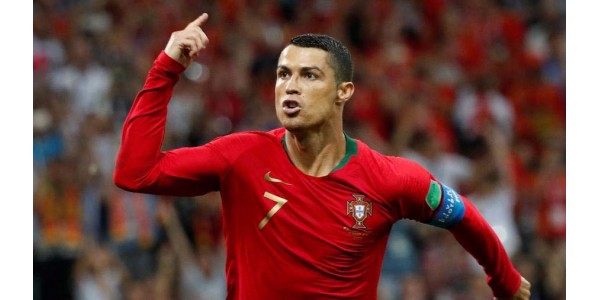 Cristiano Ronaldo ha firmato autografi per un fan incurante