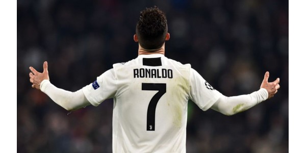 Ronaldo dà a Edu Aguirre un grande abbraccio